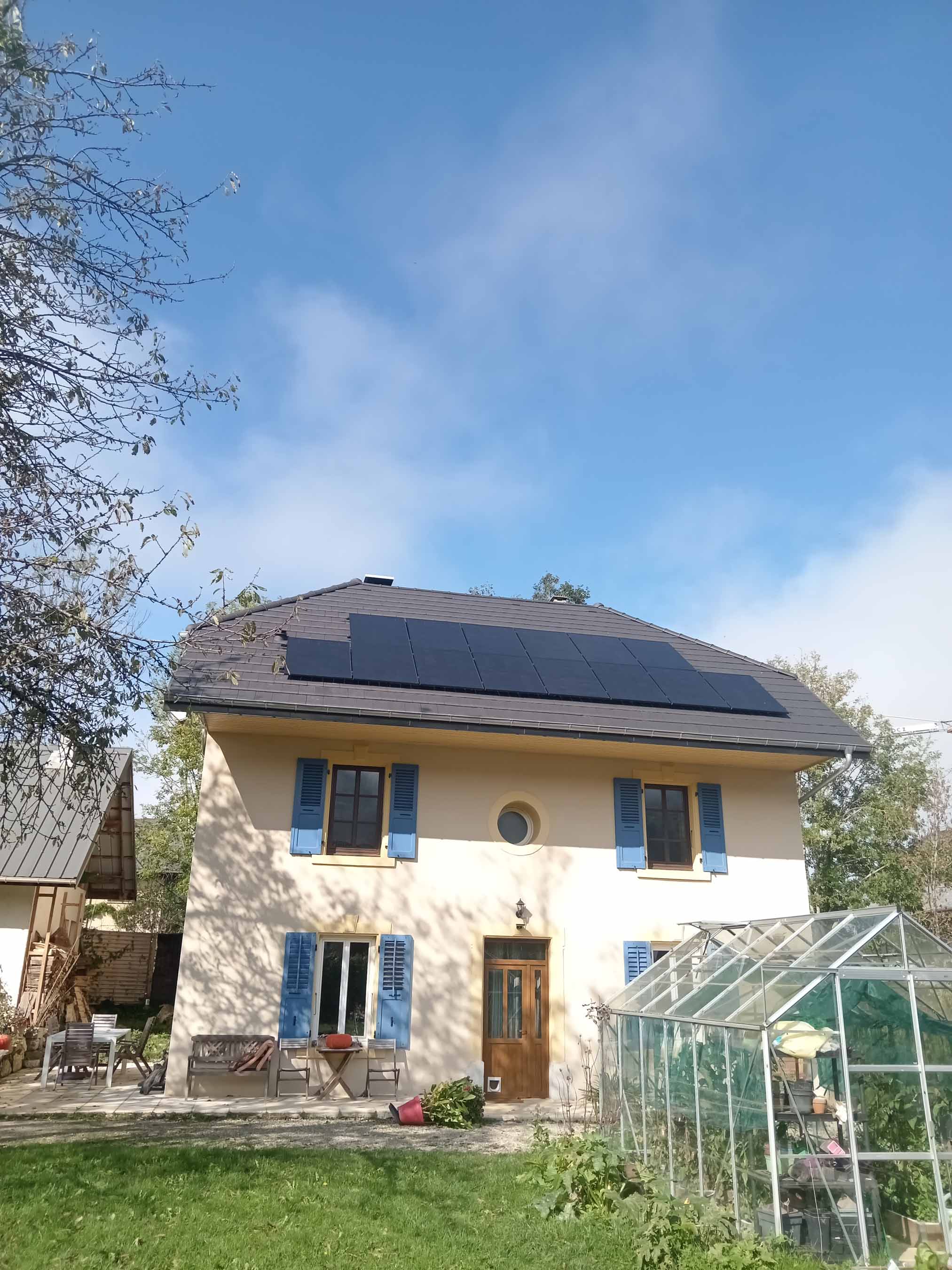 Installation photovoltaïque sur toiture de maison en Savoie, spécialiste solaire depuis 30 ans
